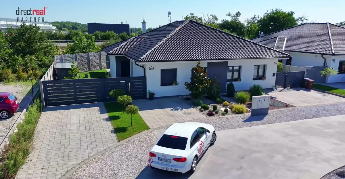 Dronový záber rodinného domu s pozemkom