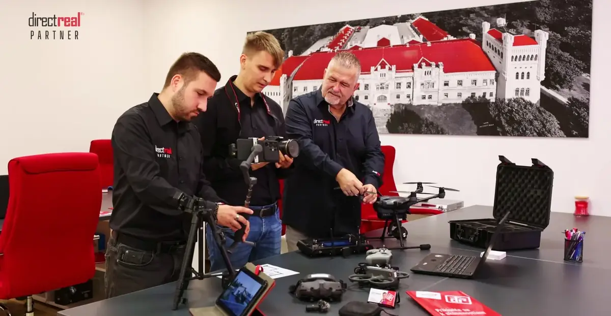 Tím pri príprave kamery, gimbalu a dronov na natáčanie nehnuteľností