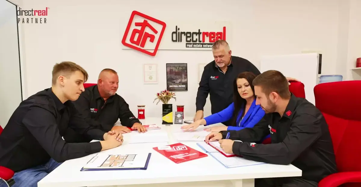 Tím Directreal Partner Galanta pri spoločnej porade nad dokumentmi